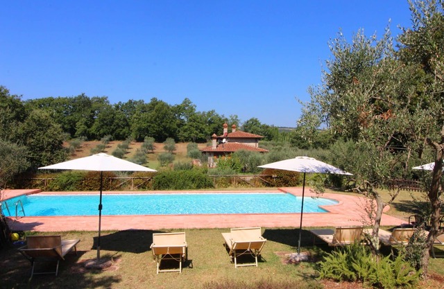 Beautiful private villa for 8 people with WIFI, A/C, private pool and TV, close to Montepulciano