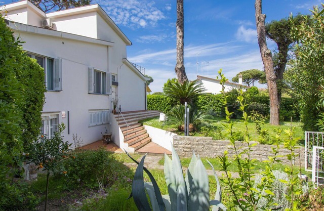 Beautiful private villa for 6 people with hot tub, WIFI, A/C, TV, terrace and pets allowed
