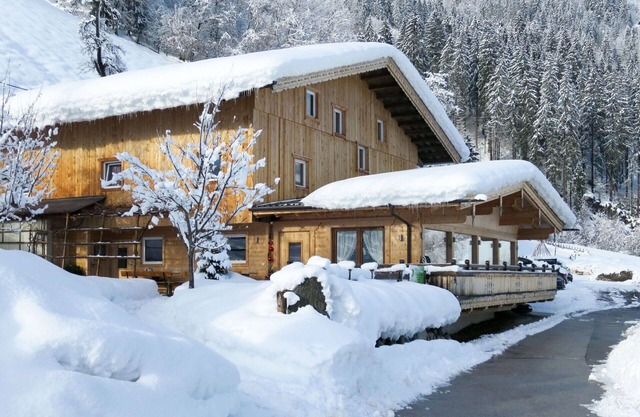 Beautiful private villa for 20 people with WIFI, TV and terrace