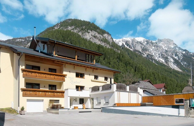 Beautiful private villa for 10 people with WIFI, TV and terrace