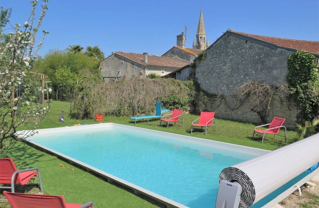 Beautiful private villa for 9 guests with private pool, WIFI, TV, terrace, pets allowed and park.
