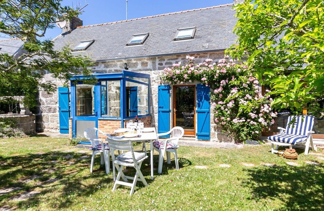 Beautiful private villa for 4 guests with private pool, TV, patio, pets allowed and parking