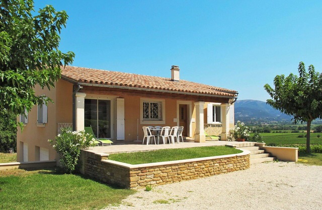 Beautiful private villa for 6 people with WIFI, TV, terrace, pets allowed and parking