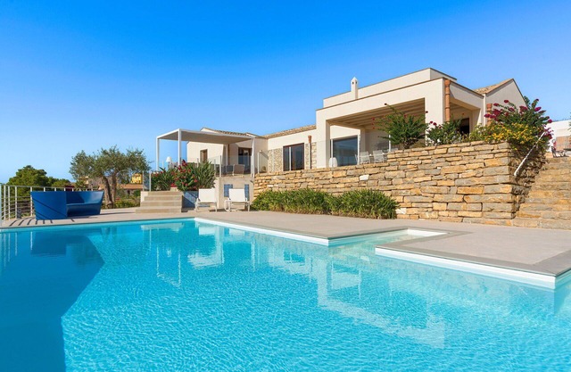 Beautiful private villa for 8 guests with private pool, A/C, WIFI, TV, terrace and panoramic view