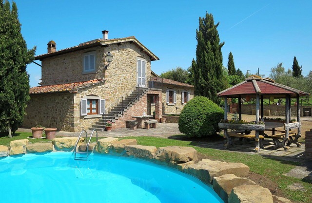Beautiful private villa for 8 people with WIFI, private pool, TV, patio and pets allowed