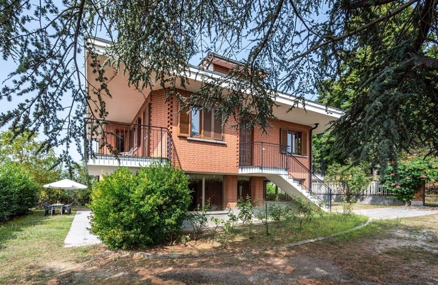 Beautiful private villa for 8 guests with WIFI, TV, balcony and pets allowed