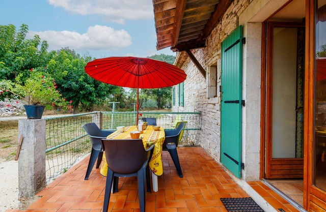 Beautiful private villa for 4 guests with TV, terrace, pets allowed and panoramic view