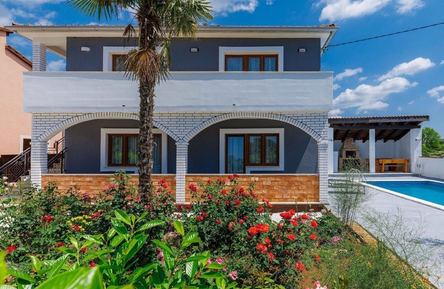 Beautiful private villa for 8 guests with A/C, private pool, WIFI, TV and terrace