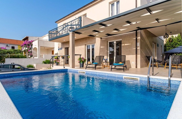 Beautiful private villa for 8 people with A/C, private pool, WIFI, TV, terrace and parking