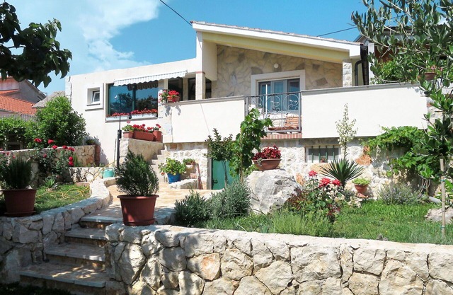 Beautiful private villa for 5 people with WIFI, A/C, TV, terrace and pets allowed