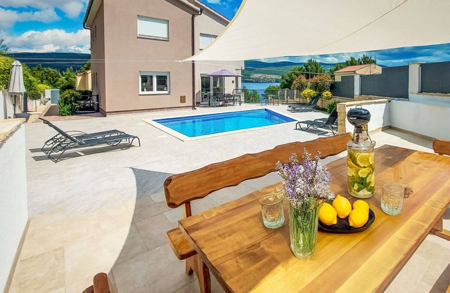 Beautiful private villa for 10 people with WIFI, A/C, private pool, TV, patio and pets allowed