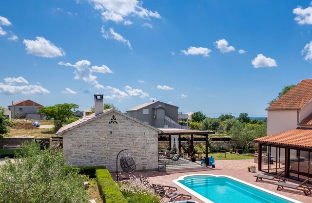 Beautiful private villa for 8 people with private pool, WIFI, hot tub, A/C, TV, patio and parking