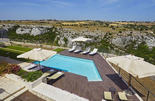 Beautiful private villa for 16 guests with A/C, hot tub, private pool, WIFI, TV and patio