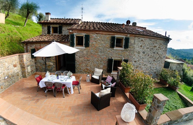Beautiful private villa with private pool, A/C, internet, TV, terrace, pets allowed, close to Lucca