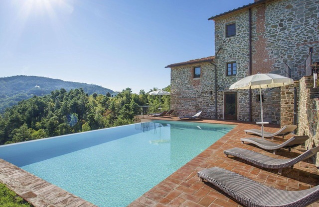 Beautiful private villa for 10 people with private pool, WIFI, hot tub, TV, patio and pets allowed