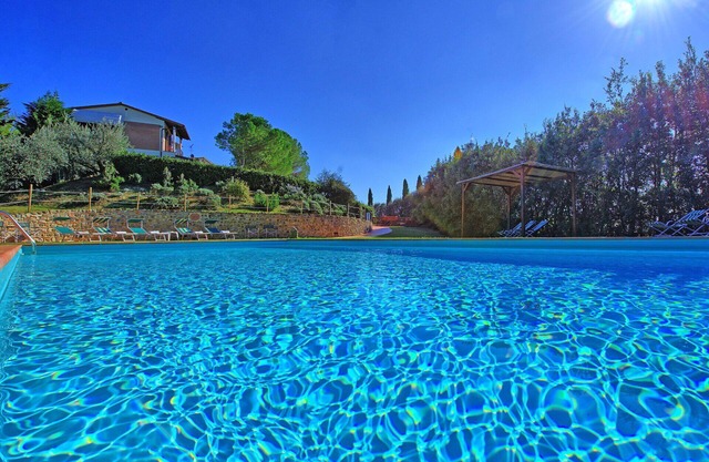 Beautiful private villa with WIFI, private pool, terrace and panoramic view, close to San Gimign.