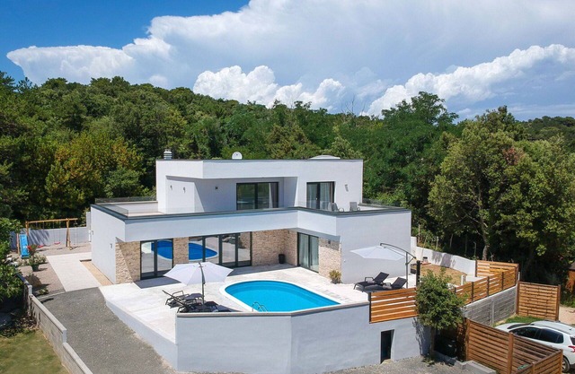 Beautiful private villa with A/C, private pool, WIFI, hot tub, TV, patio, pets allowed and parking