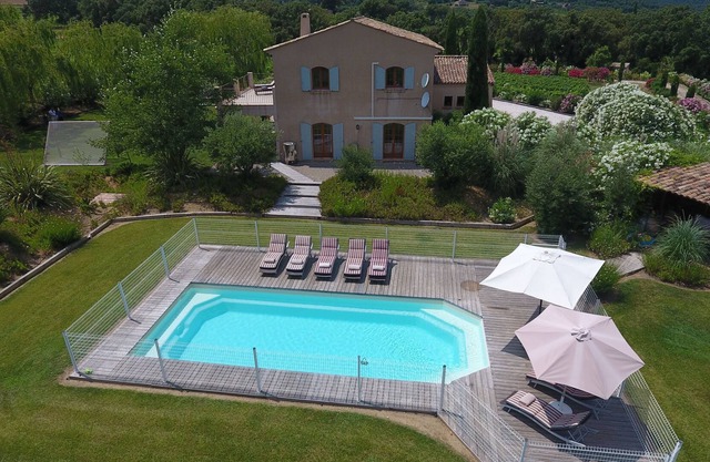 Beautiful provencal villa surrounded by vignes close to St Tropez Heated pool AC