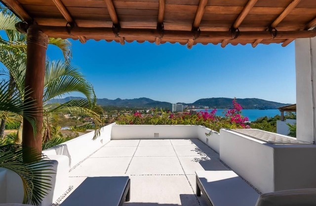 Beautiful remodeled Villa Ixtapa Zi, luxury development, amenities.