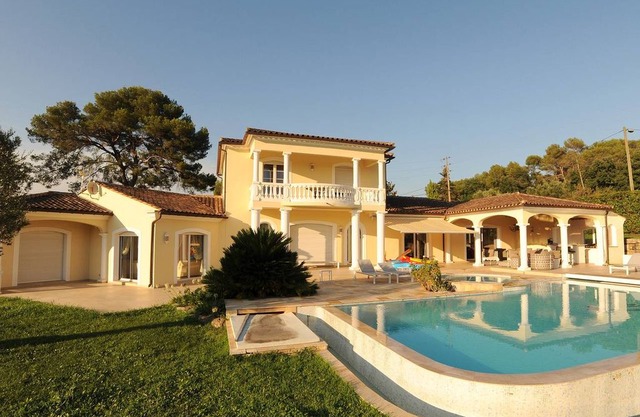Beautiful Recent Villa in Mougins with swimming pool !!!
