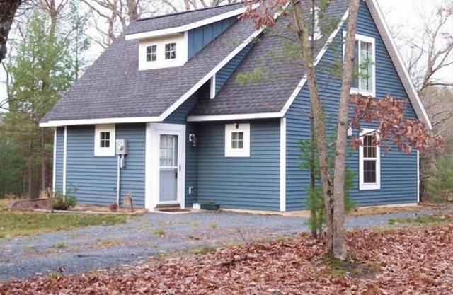 BEAUTIFUL RECENTLY CONSTRUCTED COTTAGE CLOSE TO BIG STAR! WE HAVE INTERNET!