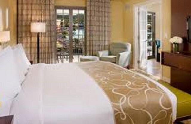 Beautiful, relaxing resort less than 10 minutes from Disney and Universal