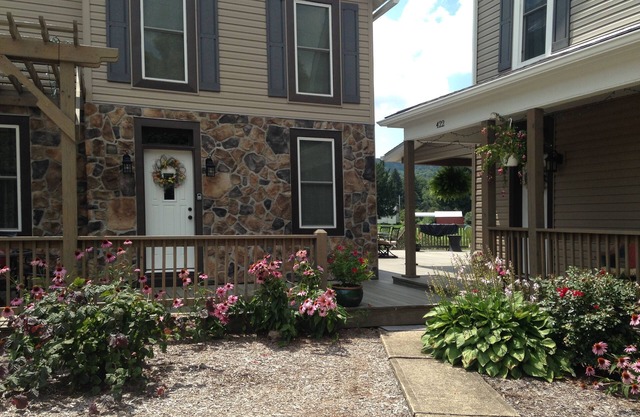 Beautiful rental, with a spectacular view of the confluence of three rivers.
