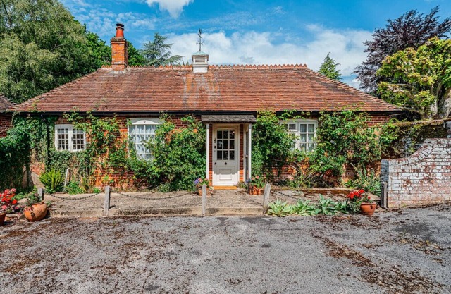 Beautiful Riverside Cottage with Large Garden, 2BR