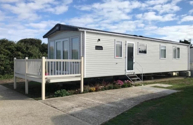 Beautiful Romney Sands Holiday Park Retreat