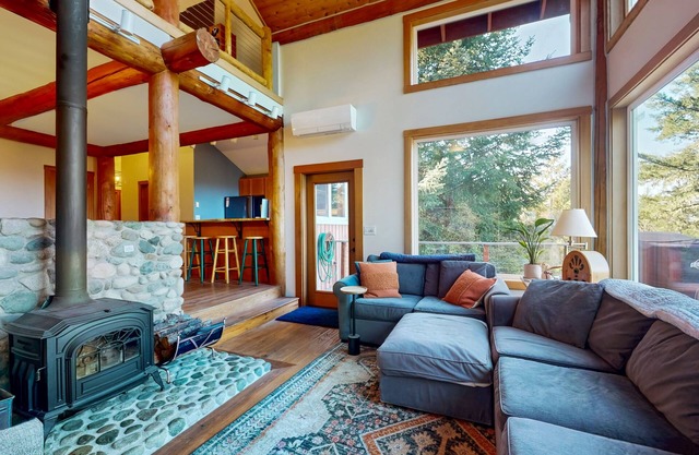 Beautiful, secluded home w/bay views - watch the sunset from your deck