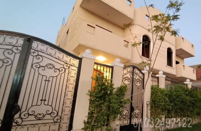 Beautiful semi villa with private entrance in Sheikh Zayed- villa queen