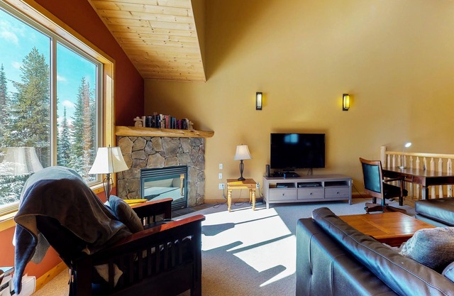Beautiful ski-in/ski-out townhome with hot tub & balcony - walk to the Village