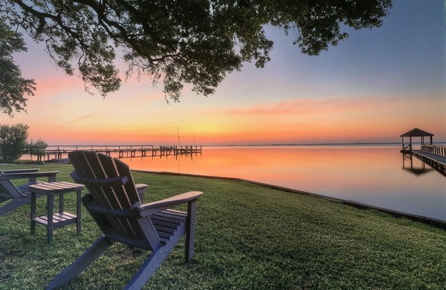 Beautiful Soundfront Home with Currituck Lighthouse View