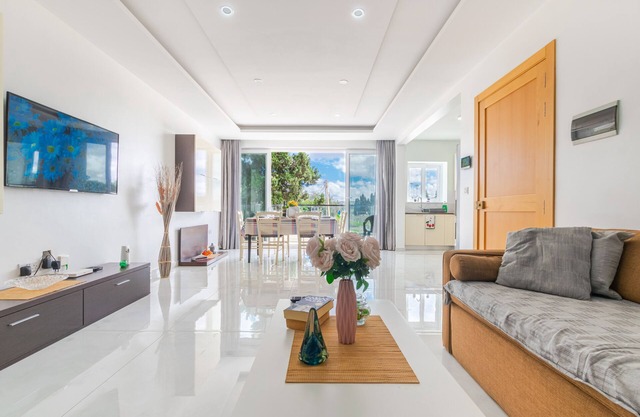 Beautiful Spacious and Bright 3 Bedroom 2 Bathroom Apartment 2