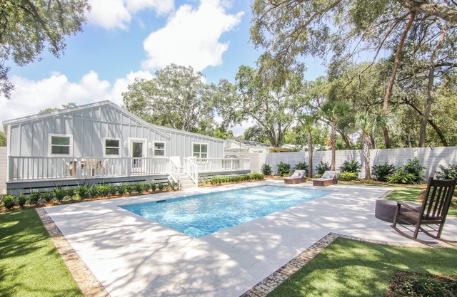 Beautiful spacious home and pool, wi-fi, pool