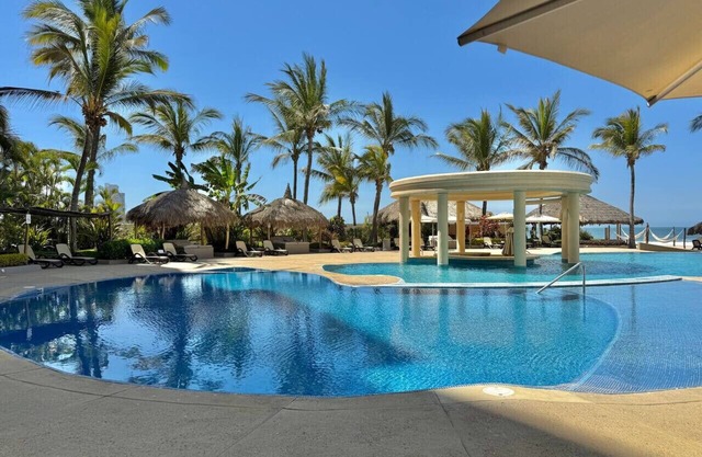 Beautiful space by the beach and pool By Gps