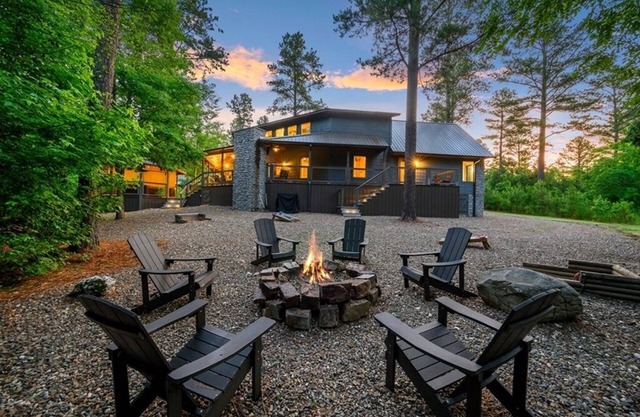 Beautiful, Spacious Lodge, Creek, Hot Tub, Firepit, Games