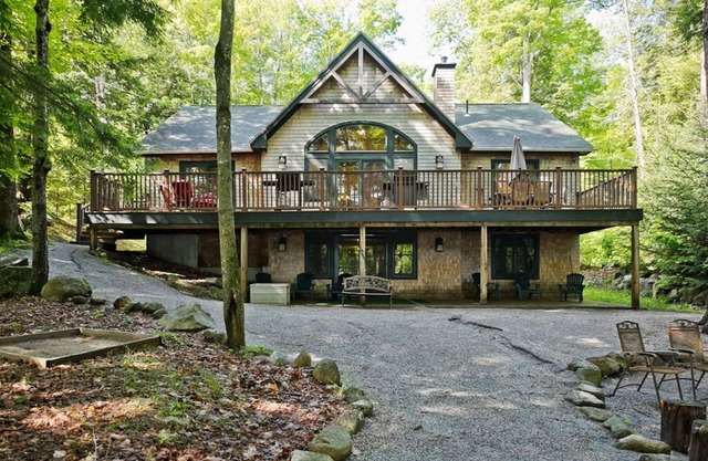 Beautiful, spacious lake home w/mooring & swim raft. Walk to shops & restaurants