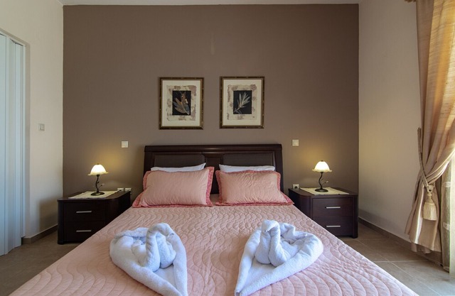 Beautiful spacious villa for 8, Near taverns & mini markets, Ideal for families