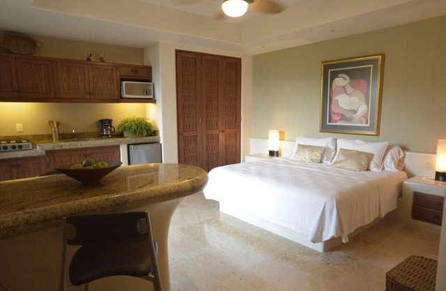 Beautiful Studio Overlooking Playa La Ropa