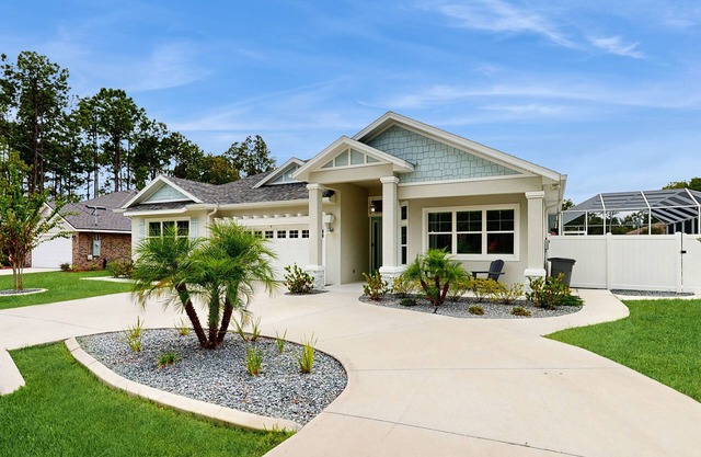 Beautiful studio with heated pool, kitchenette, central AC, & firepit