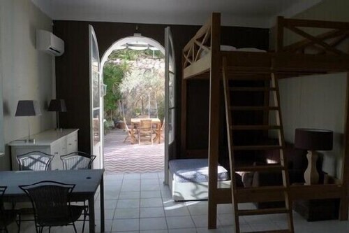 Beautiful Studio With Large Private Terrace. Sleeps2-4. 2 Mins To Beaches.