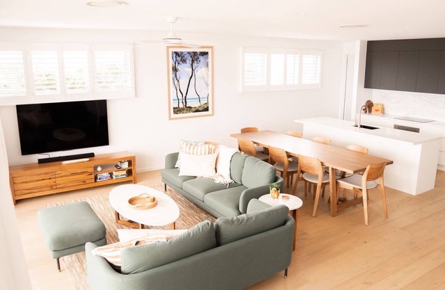 Beautiful Three-Story Villa footsteps to the Beach