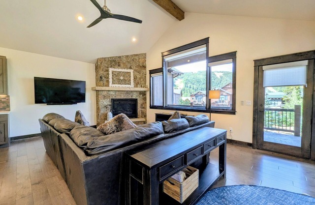 Beautiful Townhome w/Hot Tub, Walk to Slopes