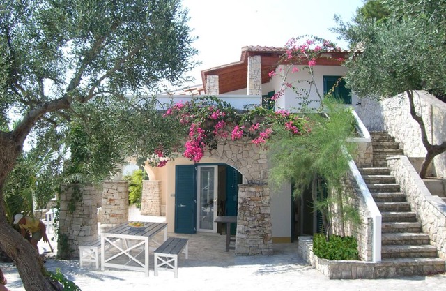 Beautiful Villa with Swimming Pool near the sea, Marina di Novaglie LE