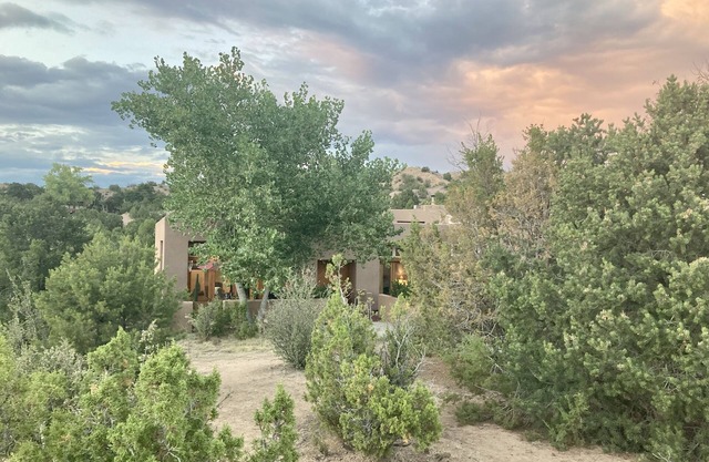 Beautiful Views, Privacy, next to Four Seasons, 10 min to Plaza, nice decor