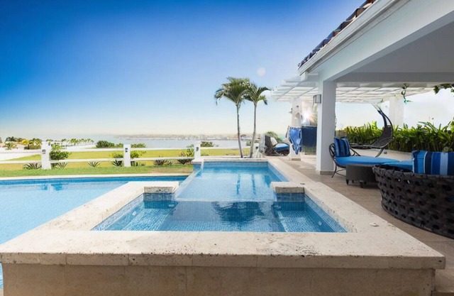 Beautiful villa 5 bdr + 6 bthr 🏡 👙 Private pool /Near Marina 🛥️ 🌊🌅