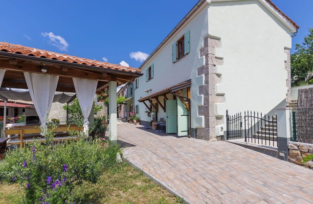 Beautiful villa for 6 guests with WIFI, A/C, private pool, TV and terrace