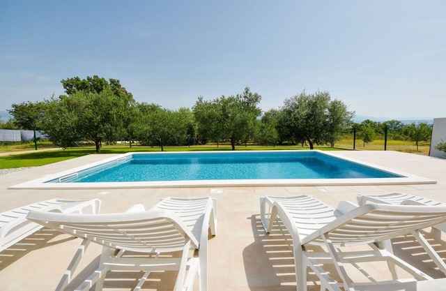 Beautiful villa for 6 guests with private pool, WIFI, A/C, TV, terrace and parking
