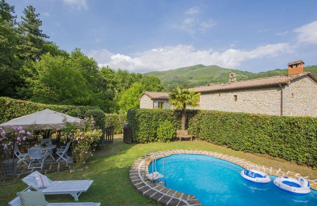 Beautiful villa for 8 guests with WIFI, private pool, TV, balcony, pets allowed and panoramic v.